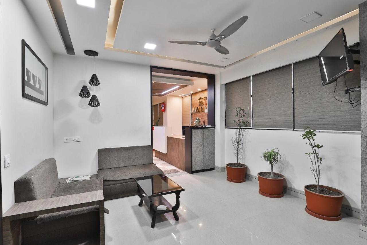Oyo 23289 Hotel Anmol Palace Ahmadabad Zewnętrze zdjęcie